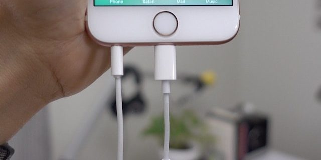 Что будет, если к iPhone одновременно подключить двое наушников (Lightning EarPods и EarPods с 3,5 мм джеком)