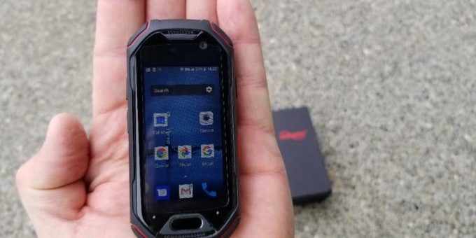 Миниатюрный защищенный 4G-смартфон работает даже под водой (9 фото + видео)
