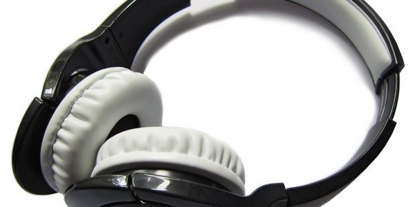 наушники с четырьмя динамиками / Звук и акустика