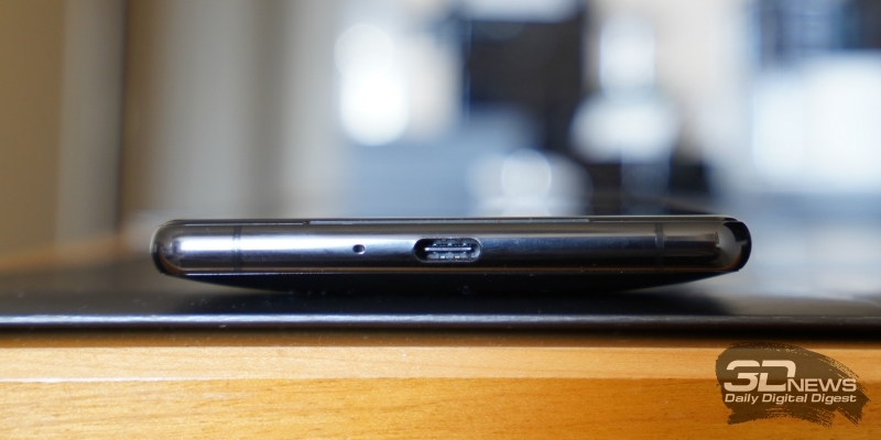 Sony Xperia XZ2 Premium, нижняя грань: разъем USB Type-C и микрофон