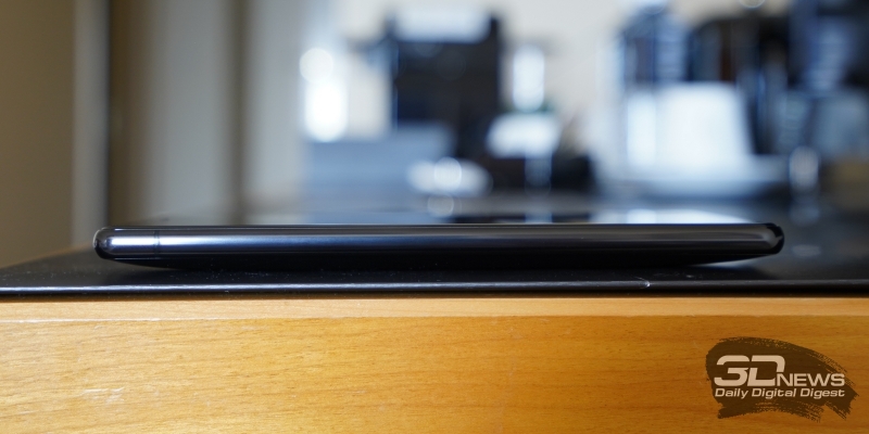 Sony Xperia XZ2 Premium, левая грань лишена функциональных элементов