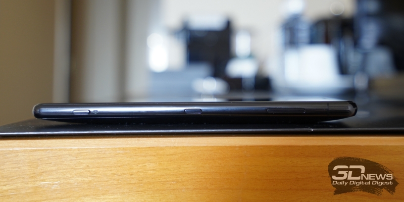 Sony Xperia XZ2 Premium, правая грань: клавиши включения и регулировки громкости, ниже – отдельная клавиша спуска затвора и активации камеры