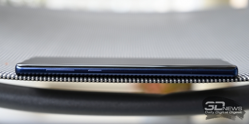Samsung Galaxy Note9, левая грань: клавиша регулировки громкости и клавиша вызова ассистента Bixby (можно будет переназначить)