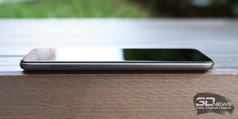 Xiaomi Pocophone F1, левая грань: слот для двух nano-SIM