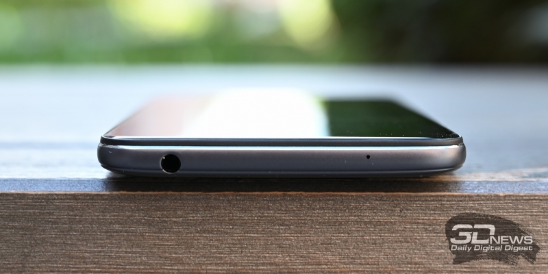 Xiaomi Pocophone F1, верхняя грань: микрофон и мини-джек (3,5 мм)