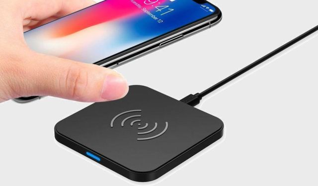 choetech-qi-pad-with-phone