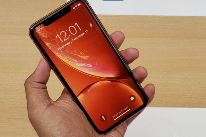 Apple выпустила доступный iPhone XR с 6 расцветками корпуса (16 фото)