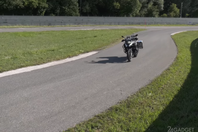 BMW Motorrad представила самоуправляемый мотоцикл