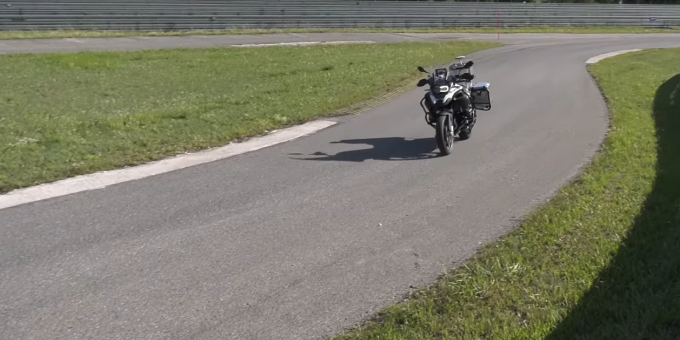 BMW Motorrad представила самоуправляемый мотоцикл