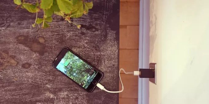 Камеру наблюдения замаскировали под зарядное устройство (4 фото + видео)