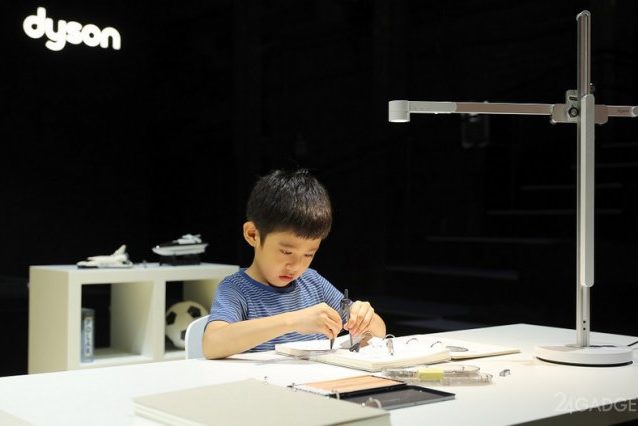 Компания Dyson выпустила умную настольную лампу