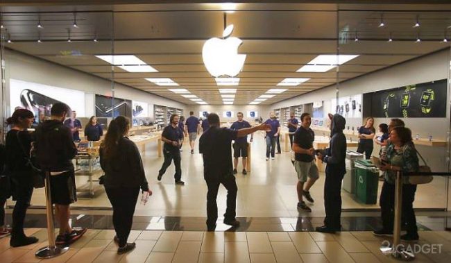 Магазин Apple подвергся ограблению шестью преступниками (2 видео)