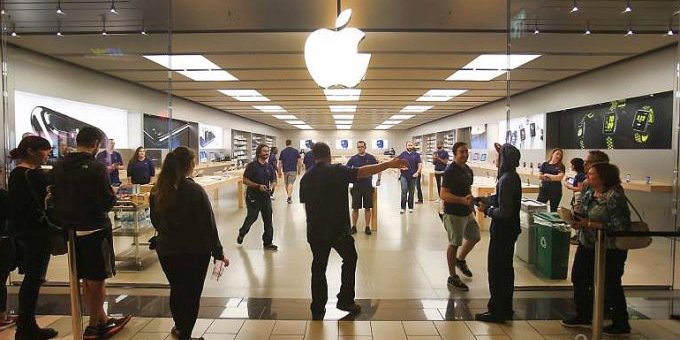 Магазин Apple подвергся ограблению шестью преступниками (2 видео)