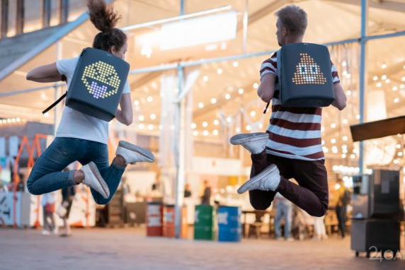 Рюкзак с LED-дисплеем (10 фото + 2 видео)