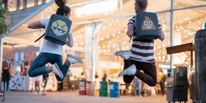 Рюкзак с LED-дисплеем (10 фото + 2 видео)