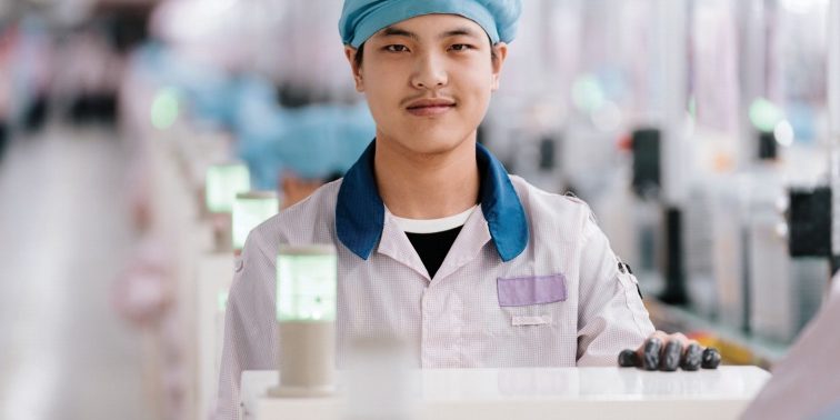 Apple проверяет заявление о том, что китайские студенты работали сверхурочно