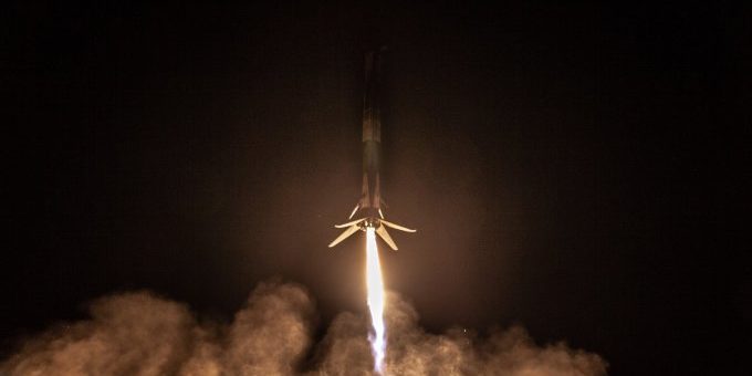 Первая ступень Falcon 9 впервые вернулась на наземную платформу (3 фото + видео)