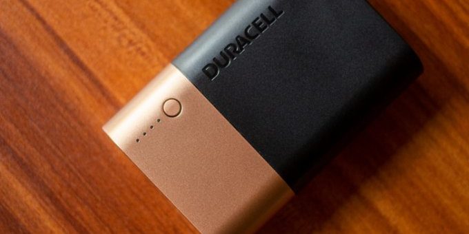 Портативный аккумулятор от Duracell похож на обычную батарейку (3 фото)