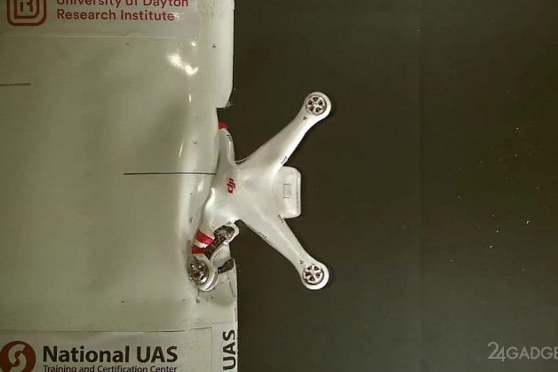 Столкновение дрона и крыла самолёта запечатлели на видео