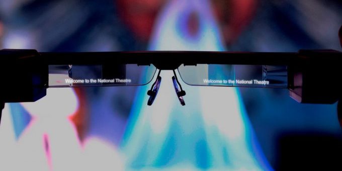 Театр разработал полезные смарт-очки с субтитрами (7 фото)