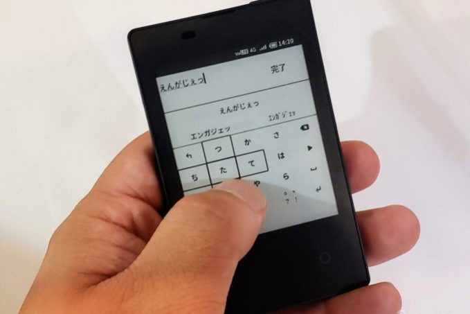 В Японии 4G-смартфон уменьшили до размера кредитки (8 фото + видео)