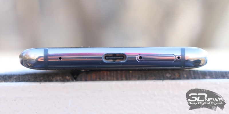 Huawei Mate 20 Pro, нижняя грань: порт USB Type-C (также служащий выводом для динамика), два микрофона и слот для двух SIM-карт или одной симки и карты памяти nanoSD
