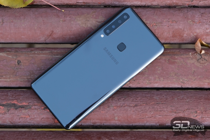 Samsung Galaxy A9 (2018), задняя панель: в левом углу – блок из четырех объективов и отдельно стоящая одинарная вспышка, по центру – сканер отпечатков пальцев