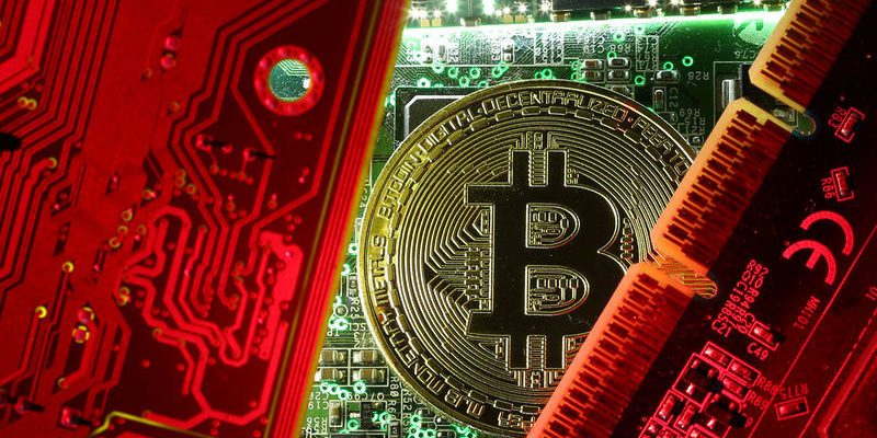 Курс биткоина опустился до минимума за 13 месяцев на фоне действий регуляторов