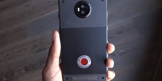 Red Hydrogen One выдержал огонь и жестокое обращение (видео)