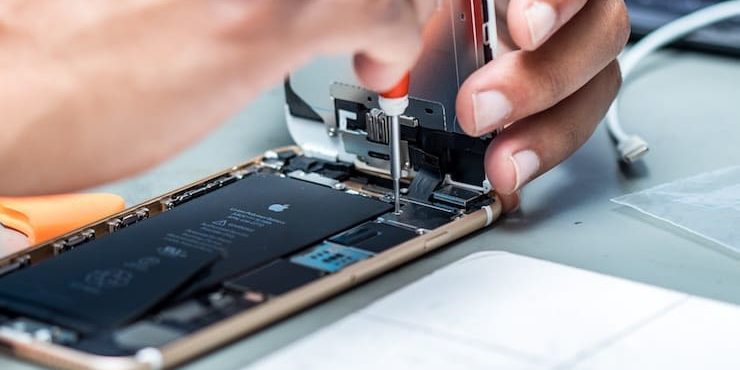Ремонт iPhone в авторизованном сервисном центре Apple или в независимом: в каких случаях и куда лучше обращаться