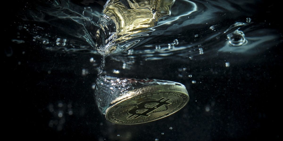 Кто и зачем топит биткоин?