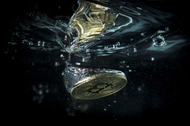 Кто и зачем топит биткоин?