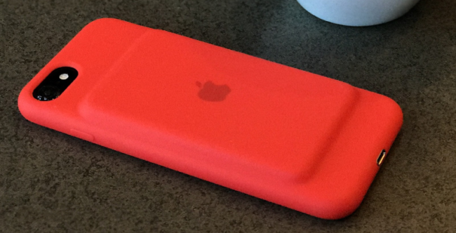 Apple готовит новую версию «горбатого» чехла-аккумулятора для iPhone