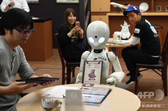 В японском кафе роботами-официантами управляют инвалиды