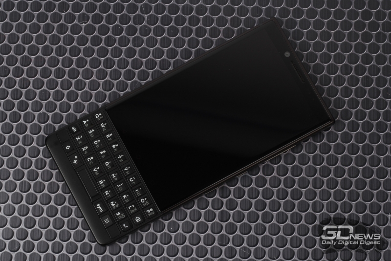 BlackBerry KEY2, лицевая панель: физическая QWERTY-клавиатура, дисплей, фронтальная камера, разговорный динамик, индикатор состояния и датчики