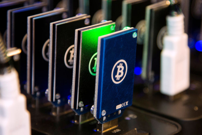 Криптовалюта Биткойн просела на 11% От Investing.com
