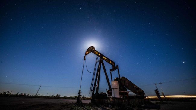 Нефть движется вверх на фоне небольшого сокращения нефтяных резервов США