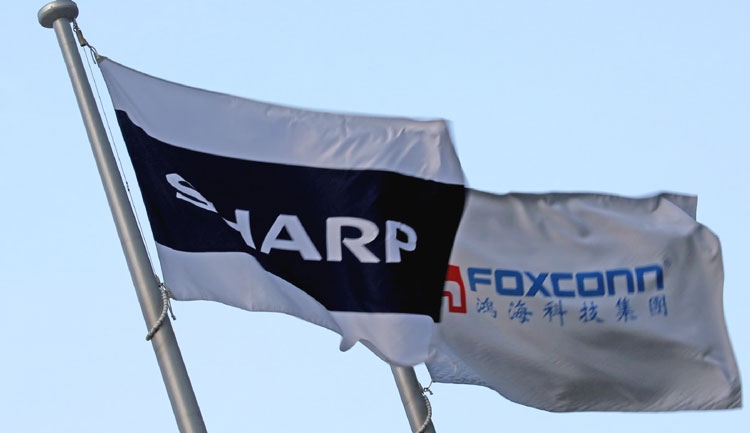 Флаги Sharp и Foxconn над заводом в Японии (https://asia.nikkei.com)