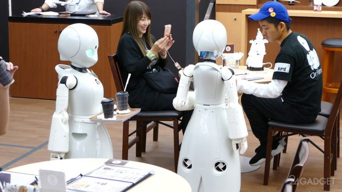 В японском кафе роботами-официантами управляют инвалиды