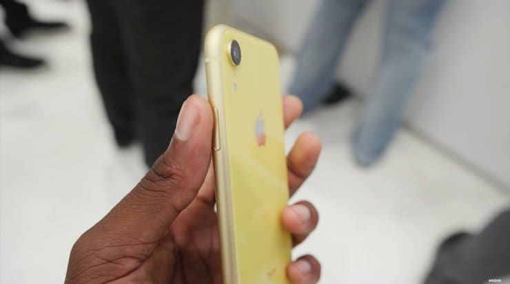 Желтый iPhone XR