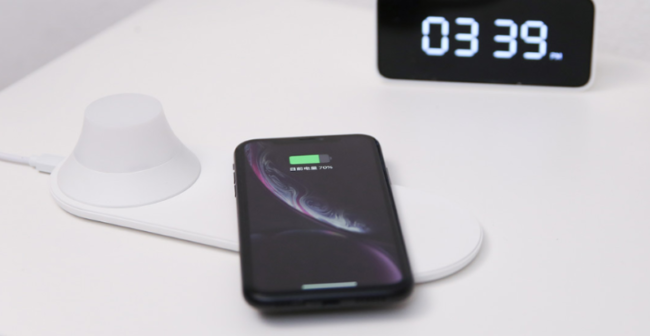 Xiaomi представила переносной ночник с беспроводной зарядкой для смартфона