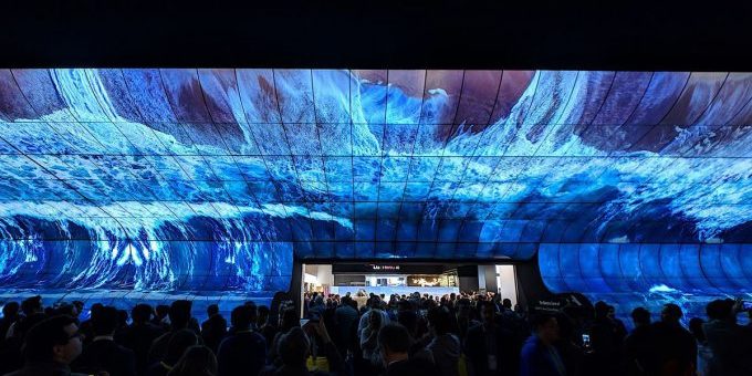 TV-рулон, инсталляция из гибких 4K-панелей и 8K OLED-телевизор от LG (15 фото + 3 видео)