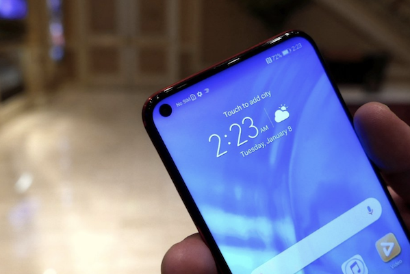 Удобно ли пользоваться «дырявым» смартфоном? Обзорщики попробовали