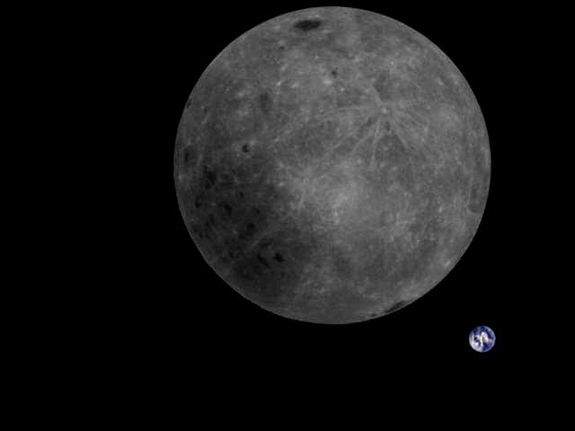 Фото темной стороны Луны рядом с Землей