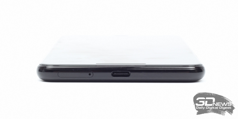 Google Pixel 3 XL,нижняя грань: порт USB Type-C и микрофон