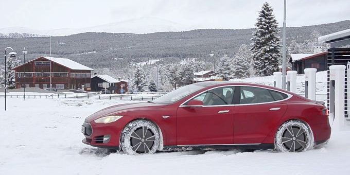 Морозы и жара превращают электромобили в тыквы (3 фото)