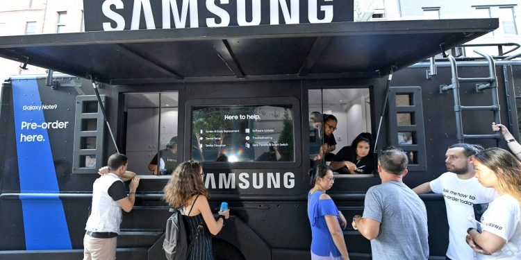 Вместе с анонсом Galaxy S10 компания Samsung откроет в США три магазина