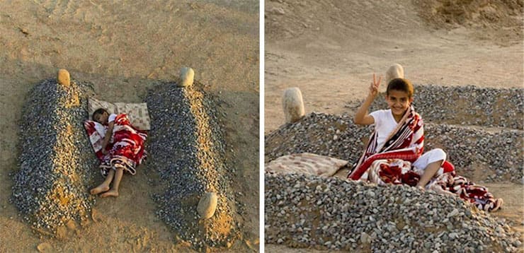 Спящий возле могил своих родителей сирийский ребенок