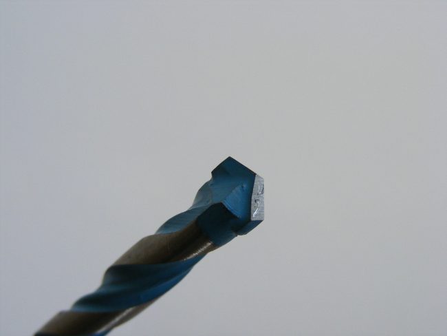 Ученые напечатали на 3D-принтере стальные инструменты, режущие титан