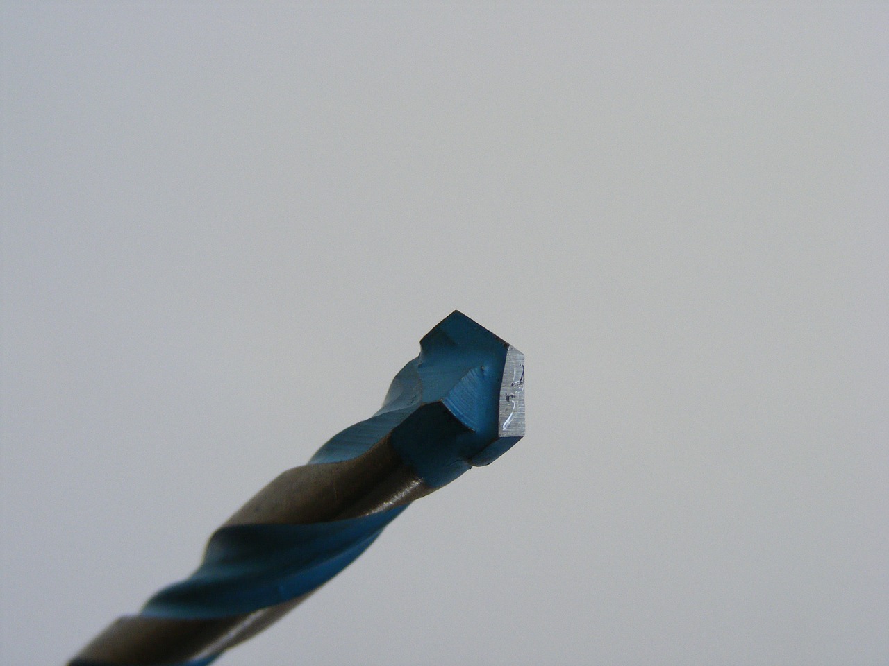 Ученые напечатали на 3D-принтере стальные инструменты, режущие титан